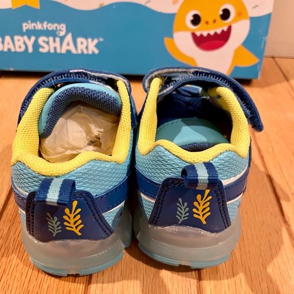 Nickelodeon Shoes Nickelodeon Pinkfong Baby Shark Light Up Shoes